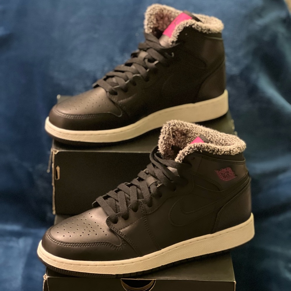 Air Jordan 1 Retro High GG (332148 014)

Black/Deadly Pink-White, Size 8Y